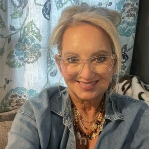 Meet your Posher, Debbie